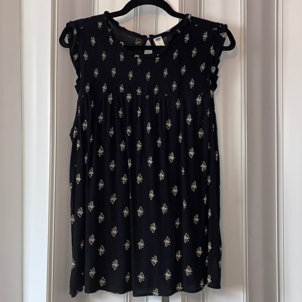 Old Navy Large Black and White Floral Smocked Front Ruffle Blouse
